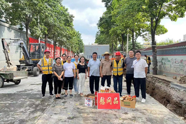 夏日送清涼  關愛暖人心