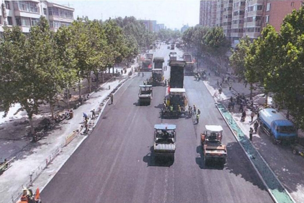 攻堅克難比拼干  搶抓機遇勇爭先 -—解放西路道路改造工程瀝青路面施工完成